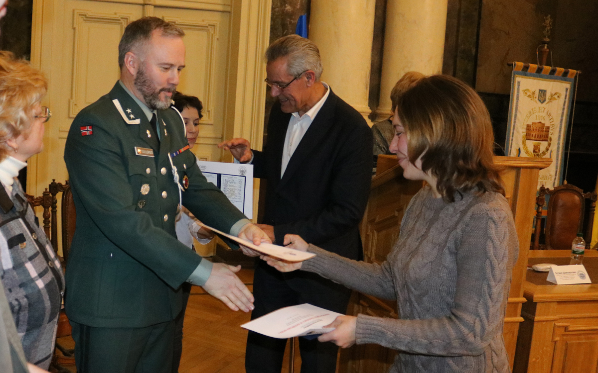 Днями в Актовій залі головного корпусу Національного університету «Львівська політехніка» відбулося урочисте вручення документів про завершення курсів перепідготовки колишнім військовослужбовцям Збройних сил України та членам їх родин. Це навчання впродовж кількох останніх років проводиться у рамках проекту «Україна-Норвегія».  Програма соціальної адаптації військовослужбовців завдяки Королівству Норвегії діє в Україні з 2003 року. За цей час професійну перепідготовку пройшли майже 9000 осіб. Програма пропо