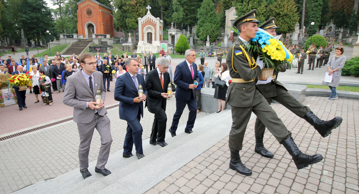 Представники Світового Конгресу Українців вшанували полеглих воїнів