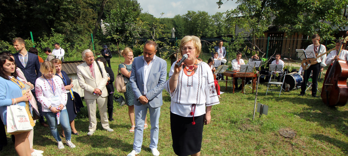 Представники діаспори пов’язали стрічки країн світу у Саду Світового Українства