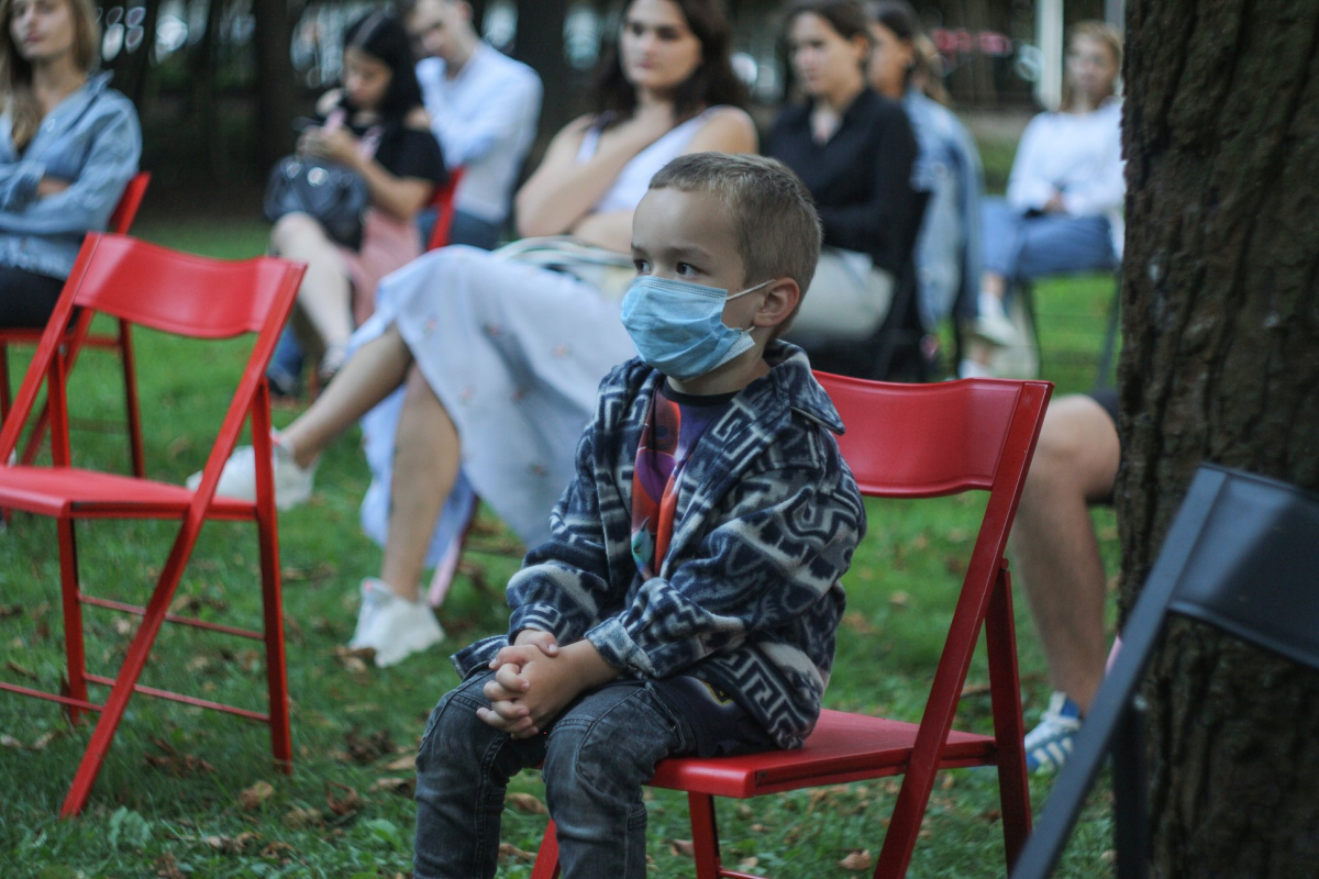 Володимир Дідик читає лекцію на свіжому повітрі в Стрийському парку