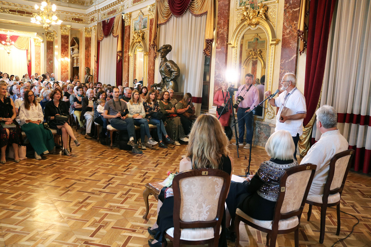 на презентації книги про Зою Лісовську