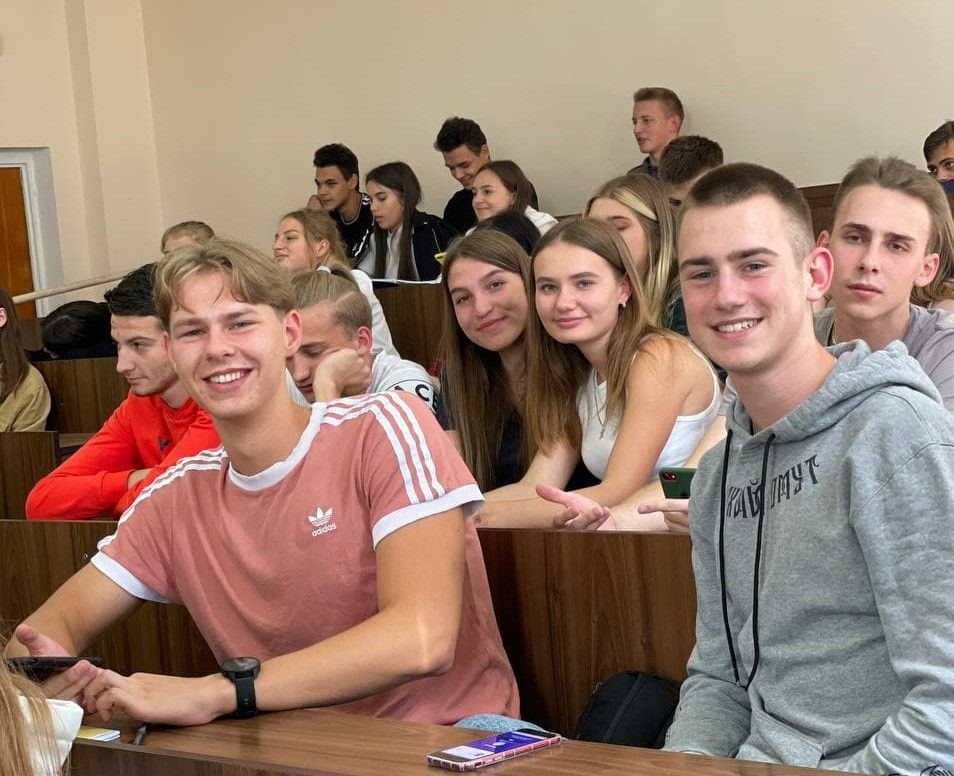 Фото із заходу