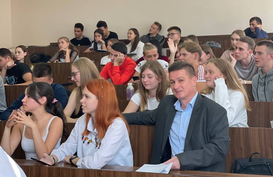 Фото із заходу