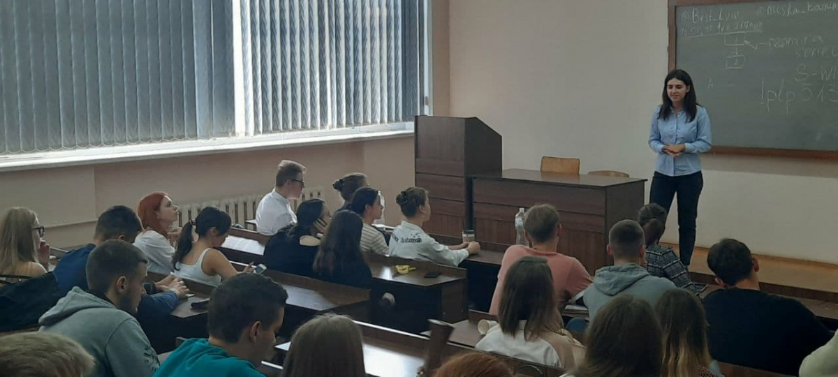 Фото із заходу