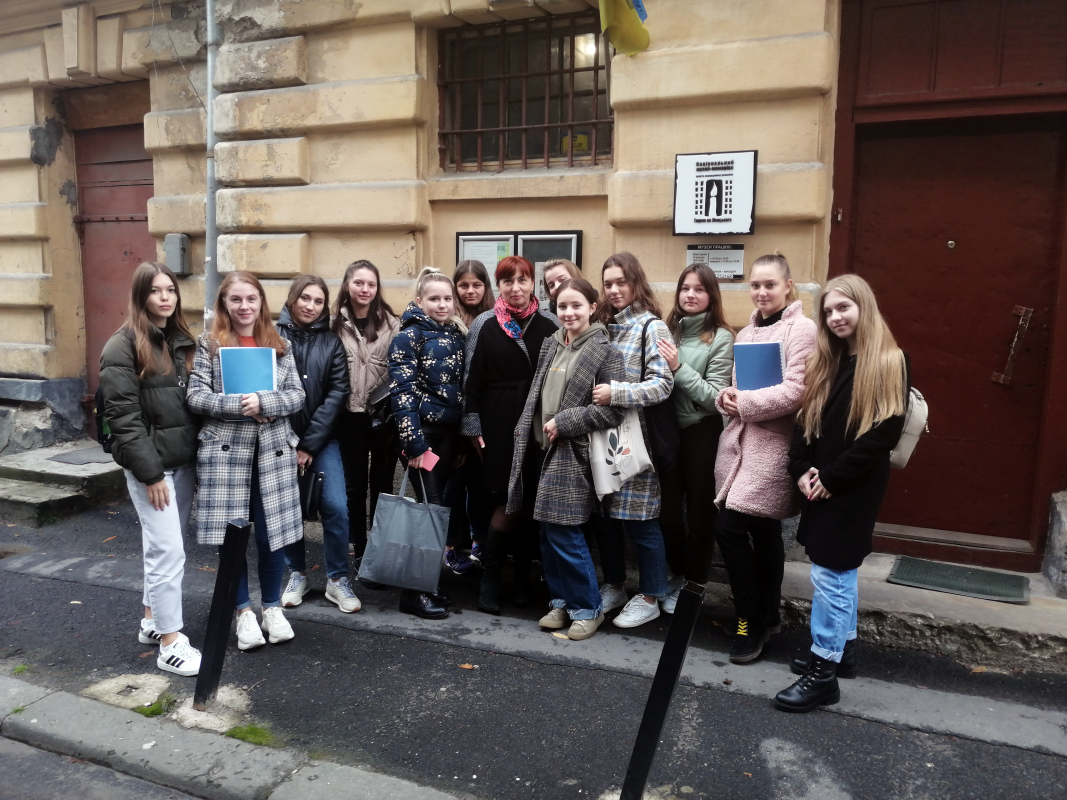 Фото із заходу