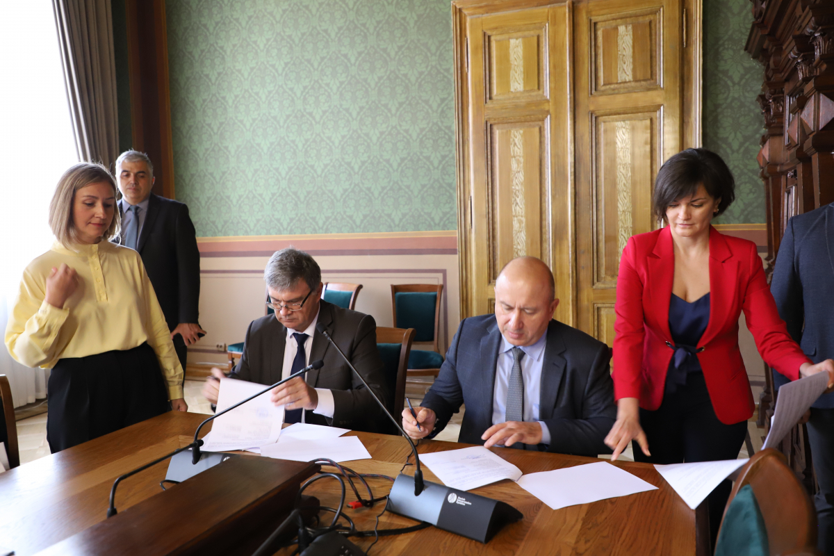 Фото з підписання угоди