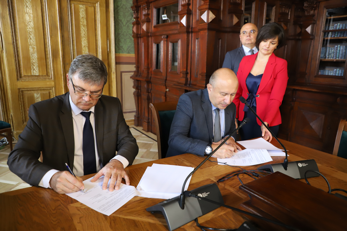 Фото з підписання угоди