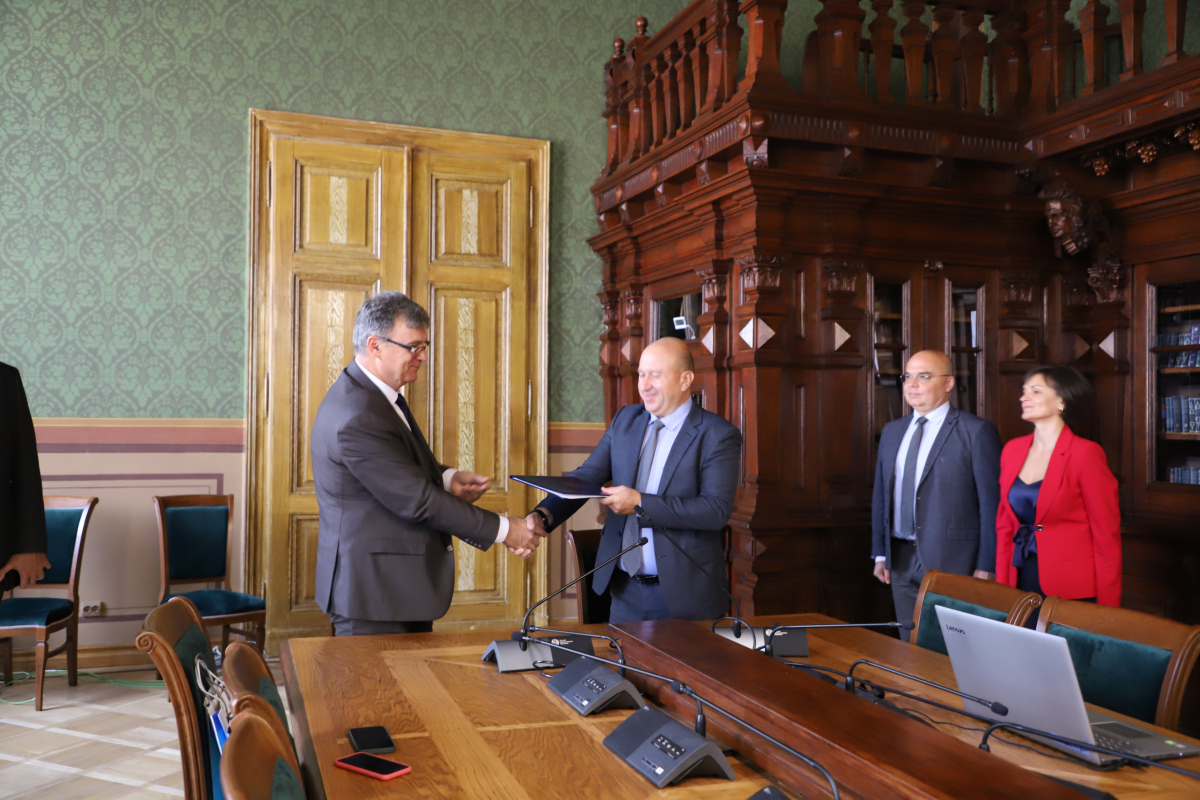 Фото з підписання угоди