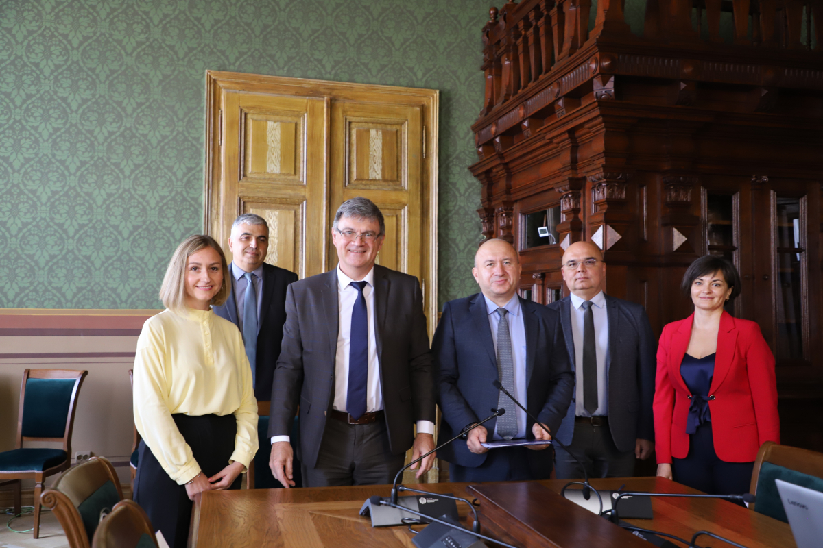 Фото з підписання угоди