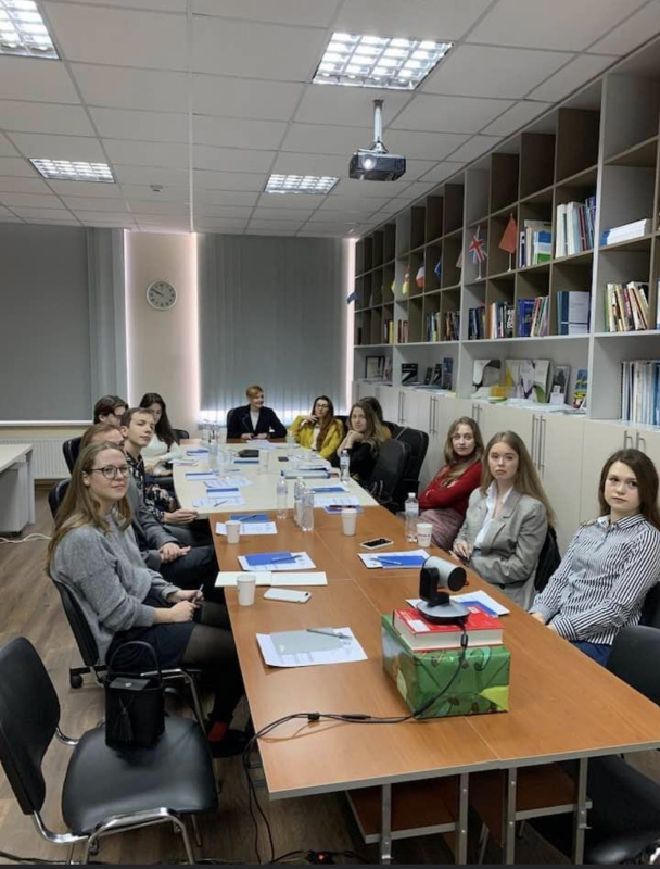 Фото із заходу