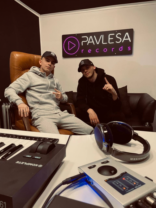 Дмитро Мазепа (ліворуч)