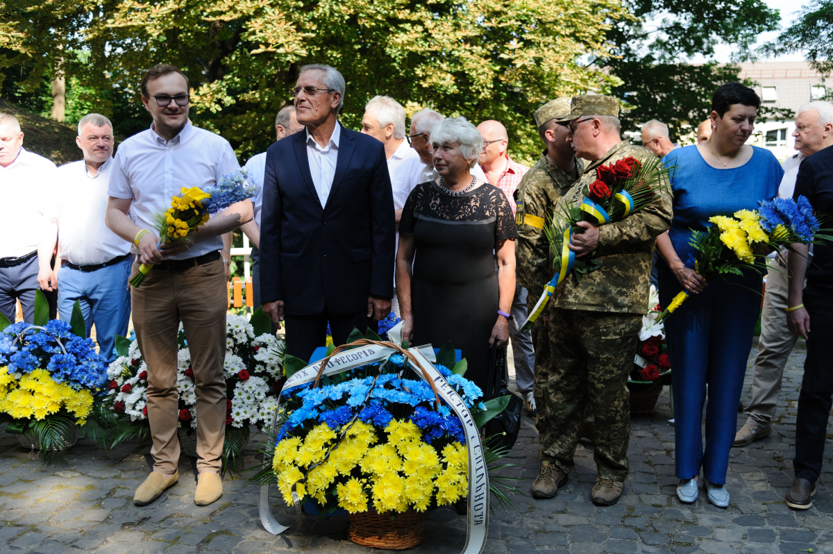 Фото із вшанування пам’яті розстріляних львівських науковців