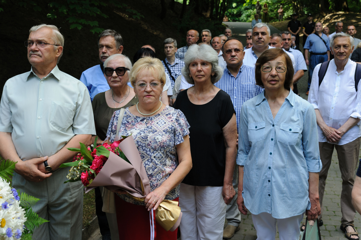 Фото із вшанування пам’яті розстріляних львівських науковців