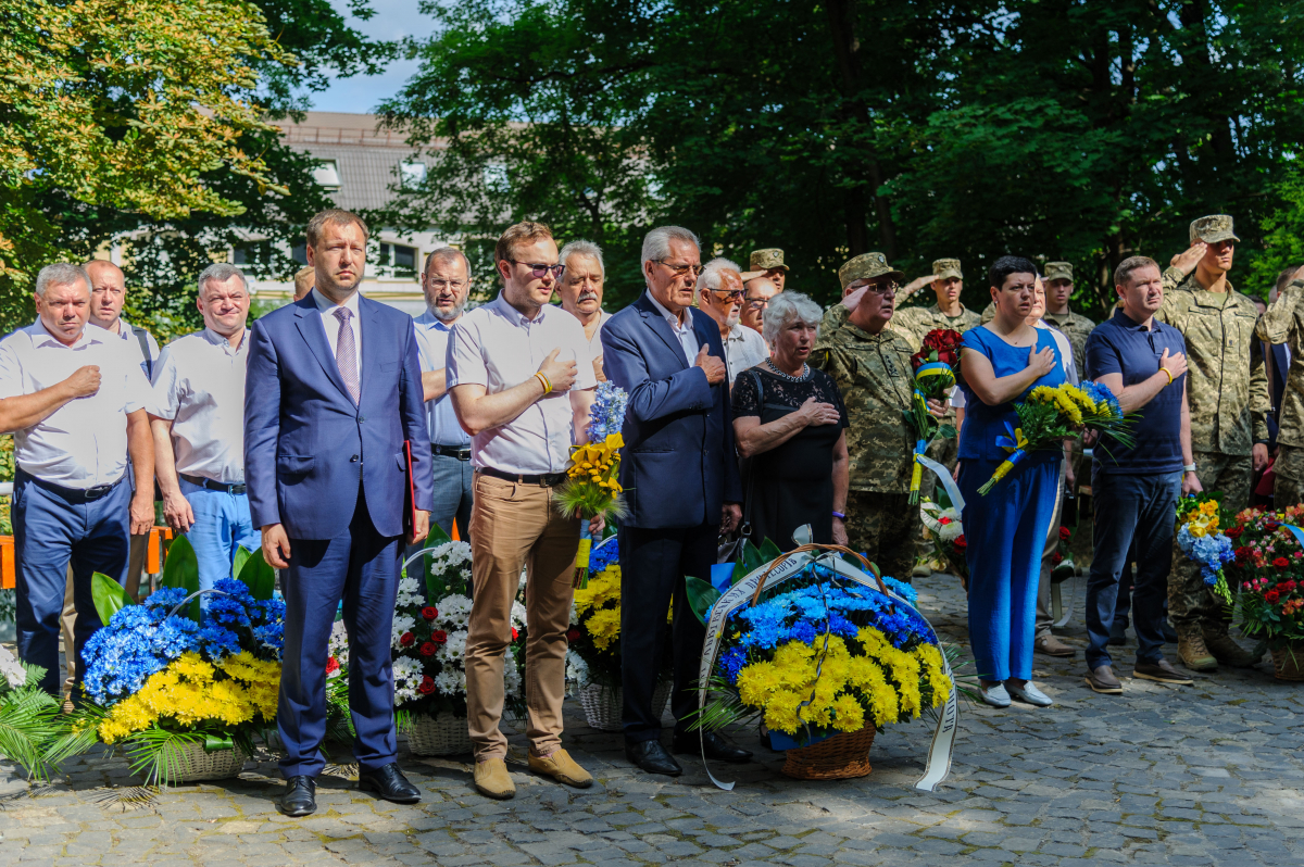 Фото із вшанування пам’яті розстріляних львівських науковців