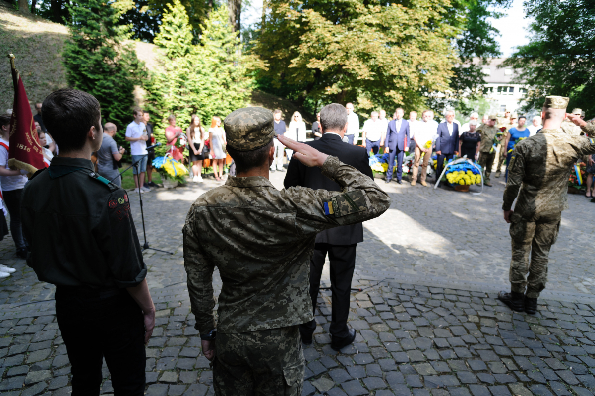 Фото із вшанування пам’яті розстріляних львівських науковців