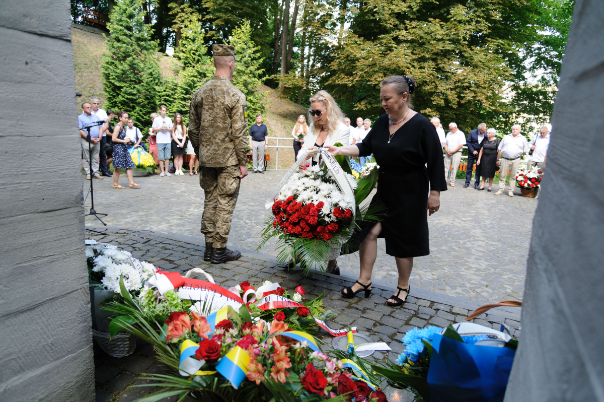 Фото із вшанування пам’яті розстріляних львівських науковців