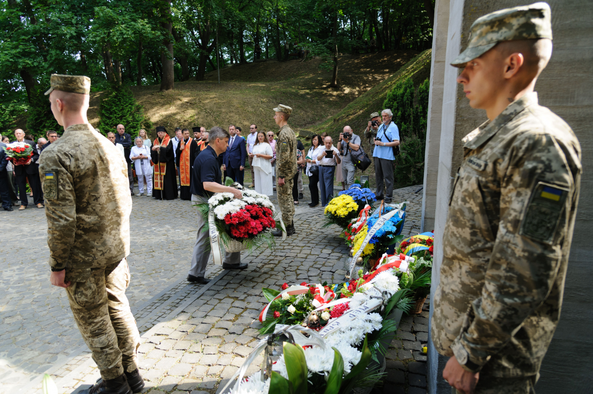 Фото із вшанування пам’яті розстріляних львівських науковців