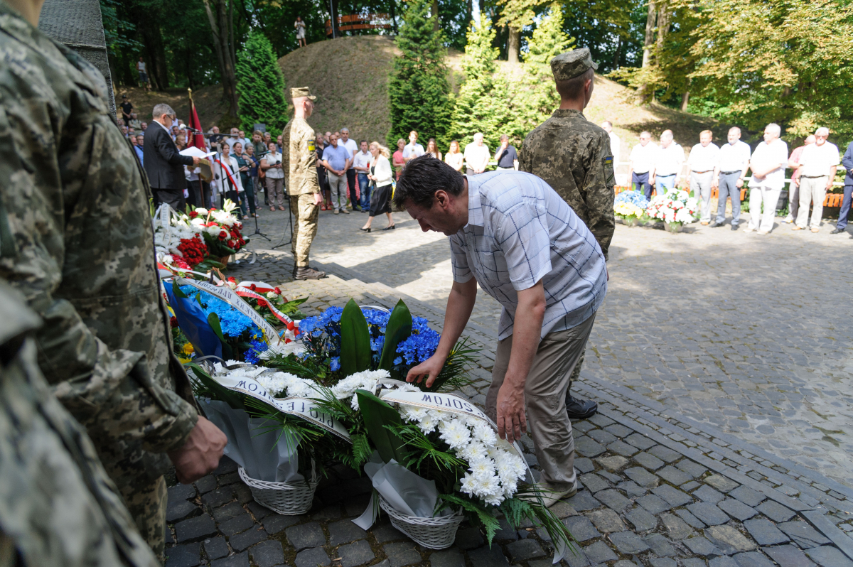 Фото із вшанування пам’яті розстріляних львівських науковців