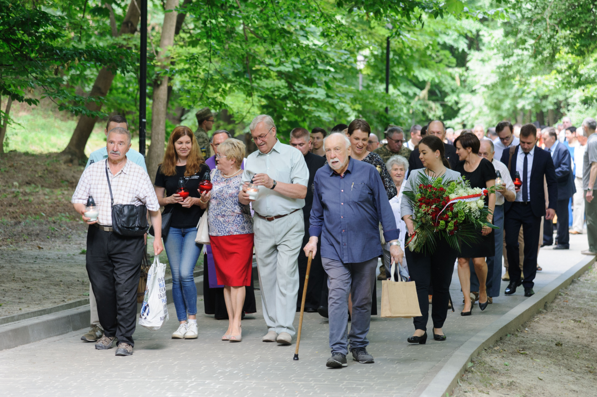 Фото із вшанування пам’яті розстріляних львівських науковців