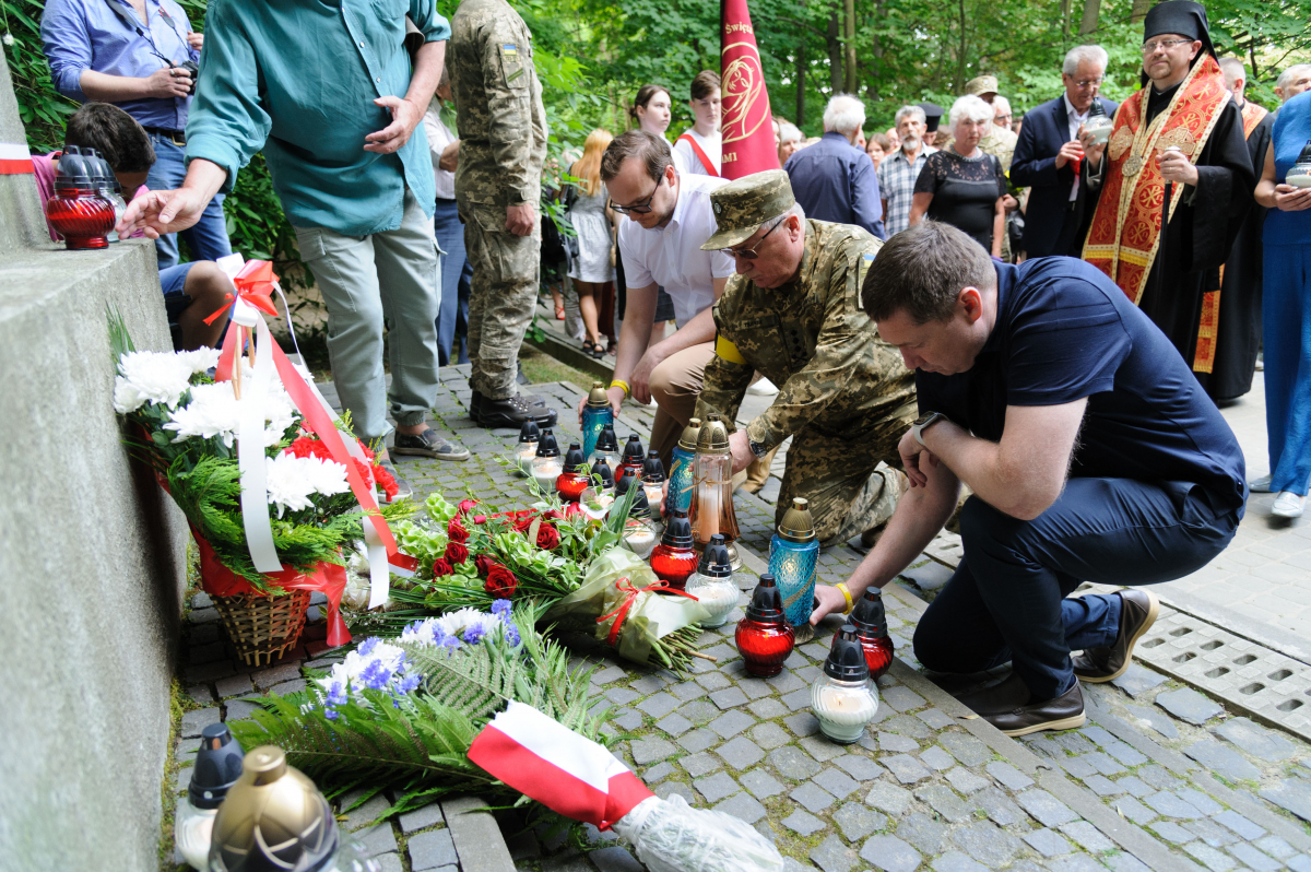 Фото із вшанування пам’яті розстріляних львівських науковців