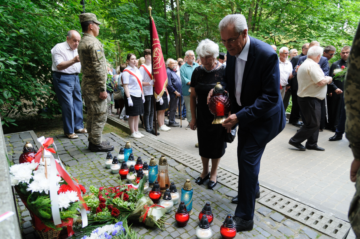 Фото із вшанування пам’яті розстріляних львівських науковців