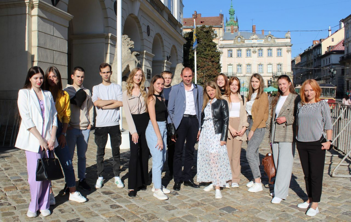 Фото із заходу