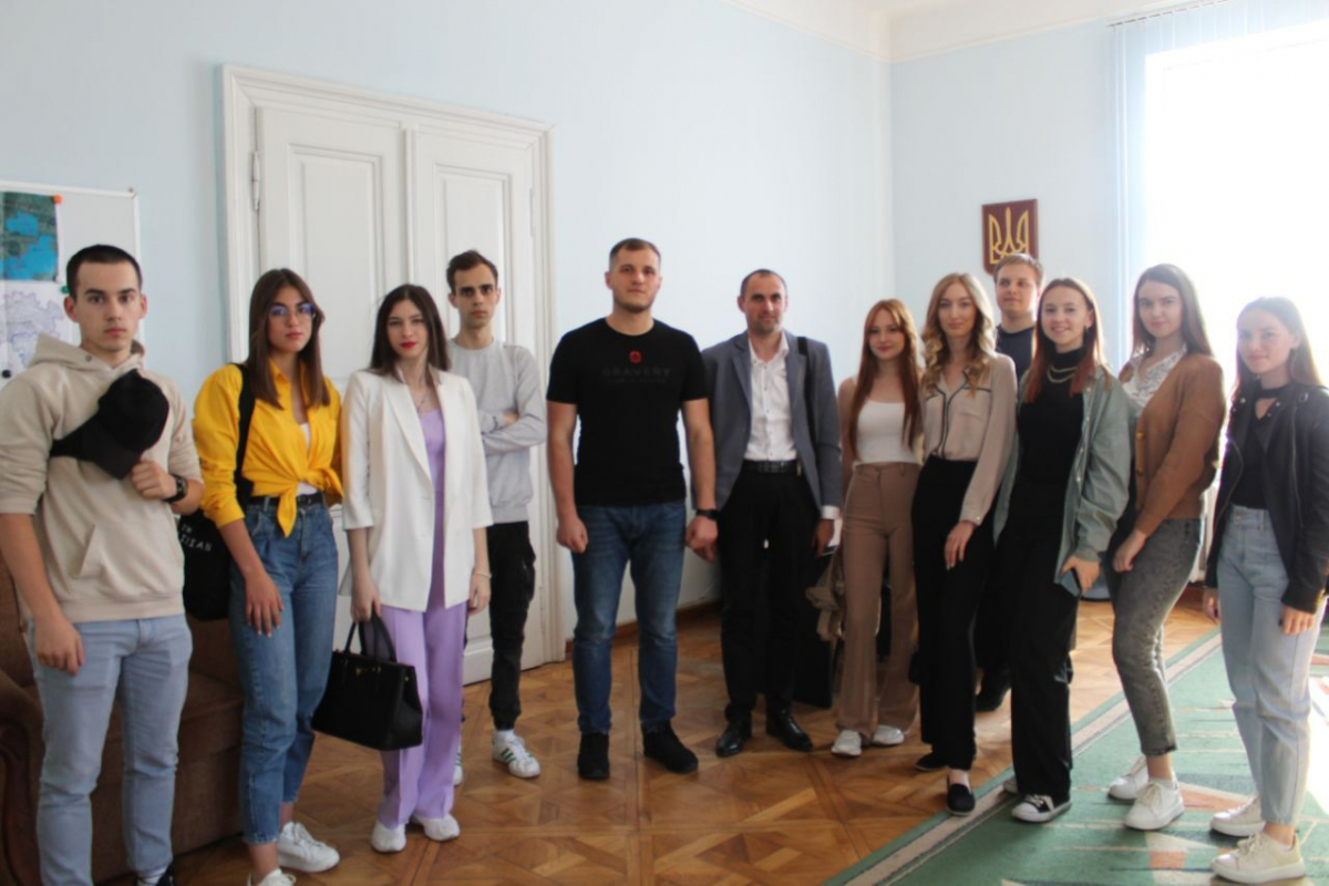 Фото із заходу