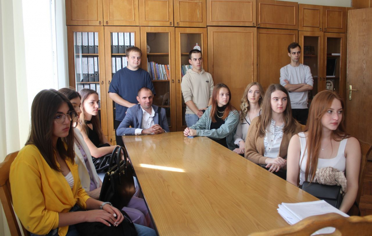 Фото із заходу