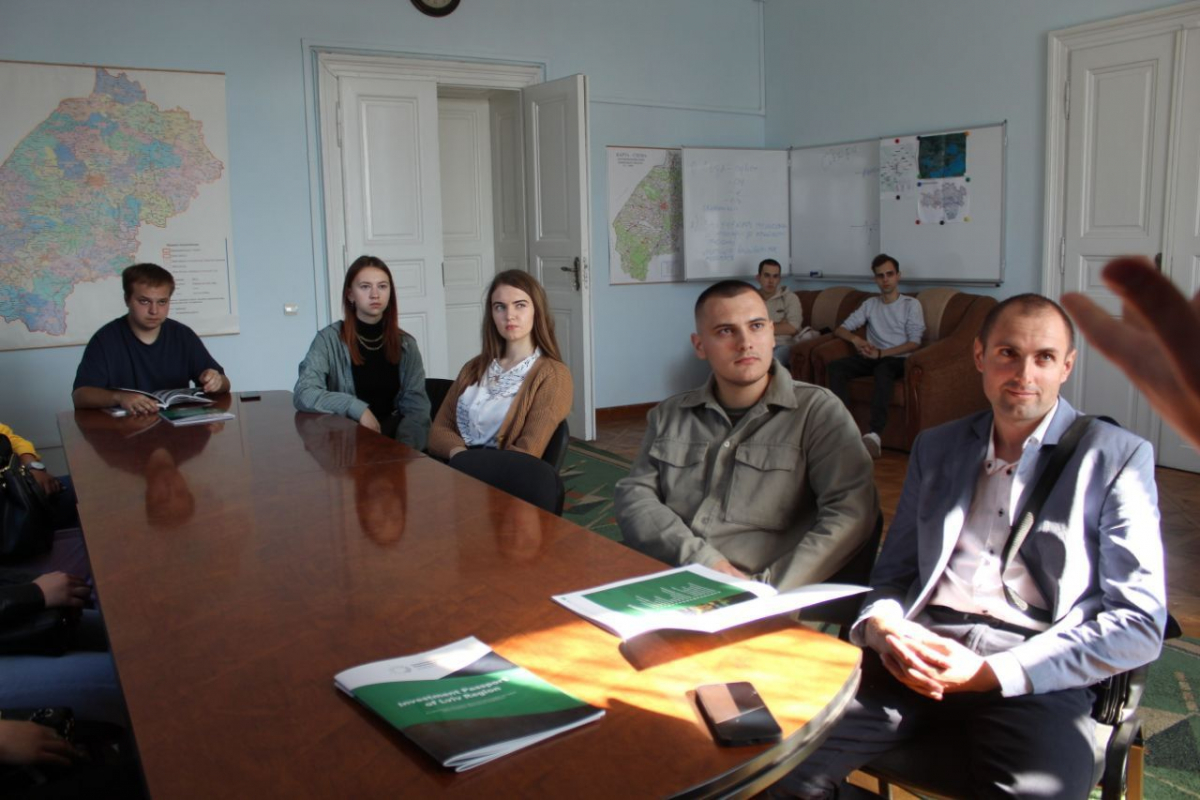 Фото із заходу