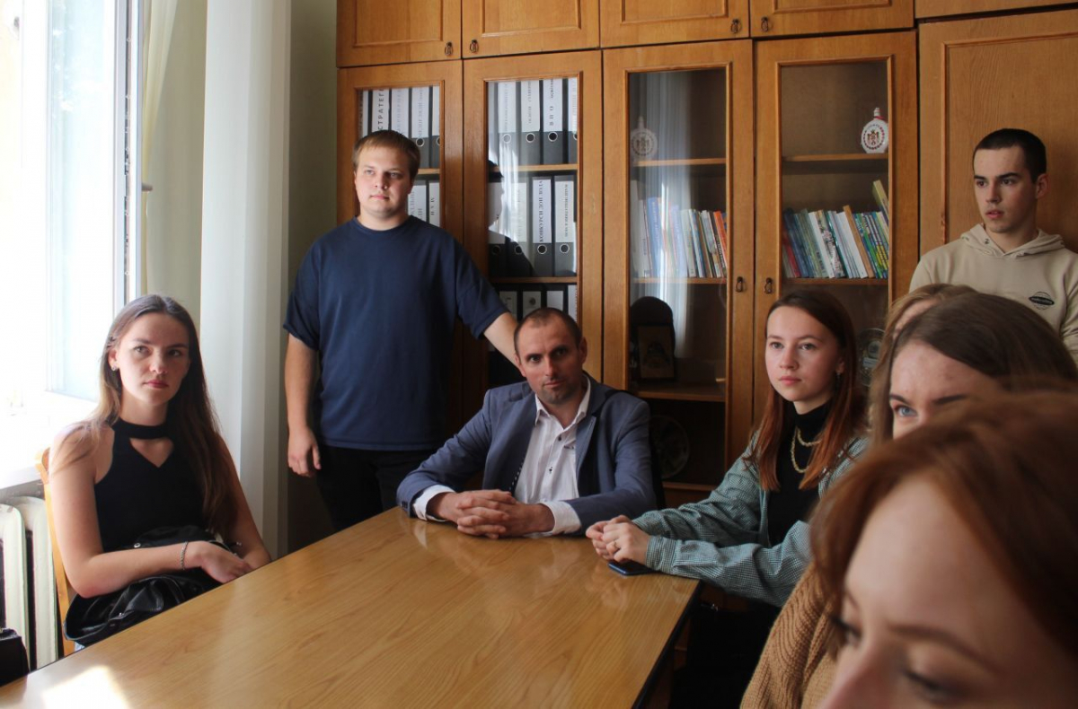 Фото із заходу