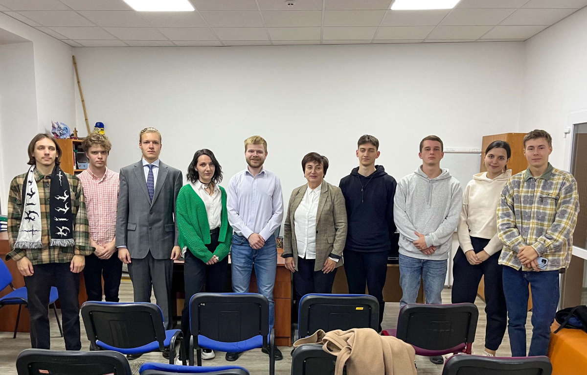 Фото із заходу