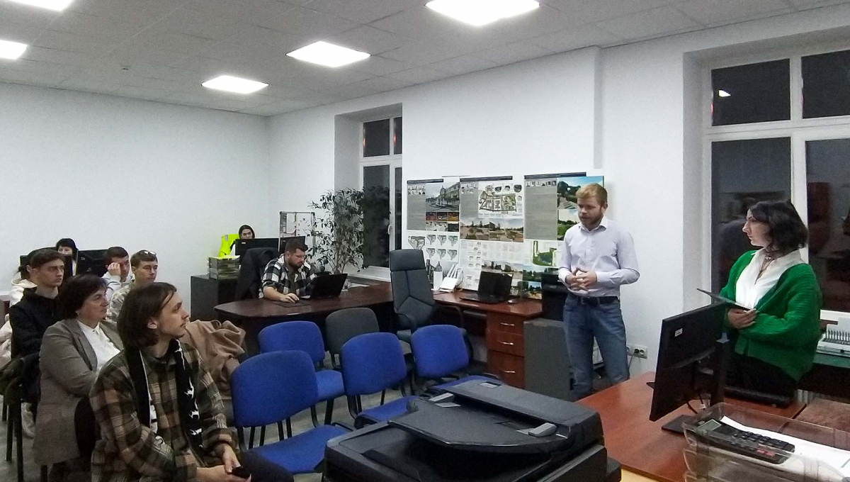 Фото із заходу