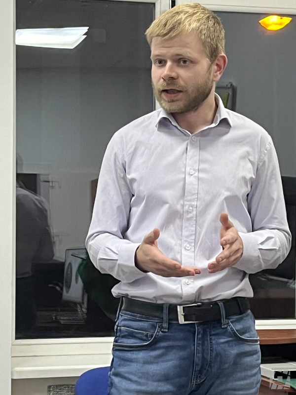 Фото із заходу