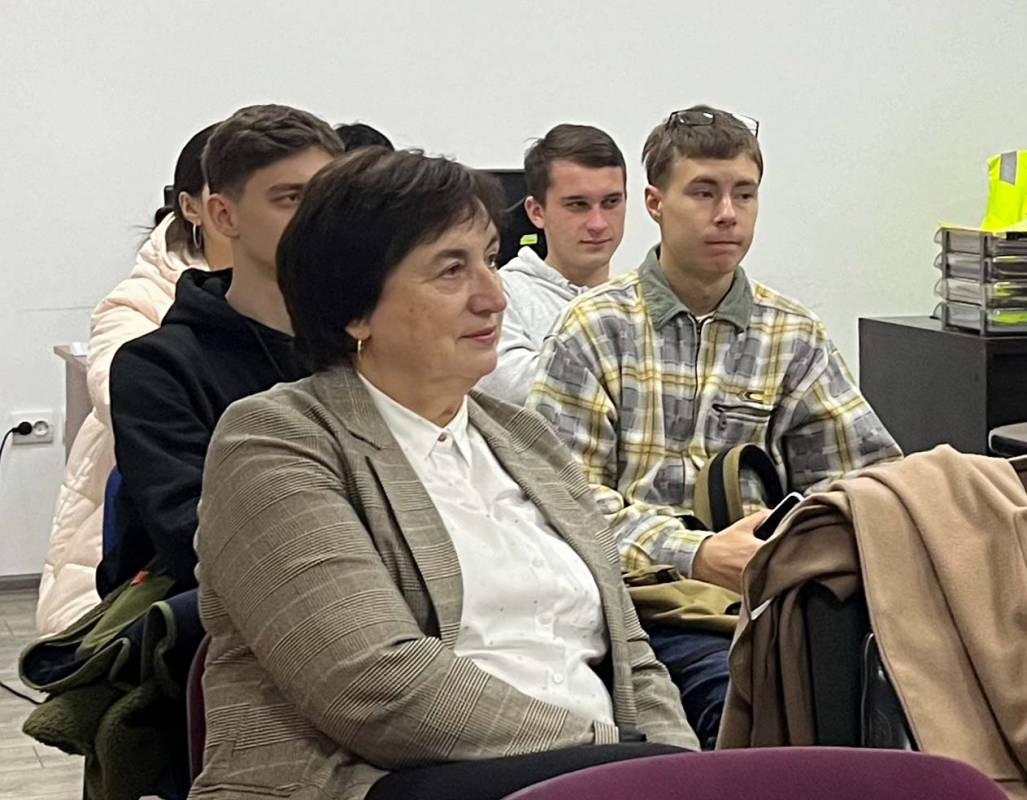 Фото із заходу