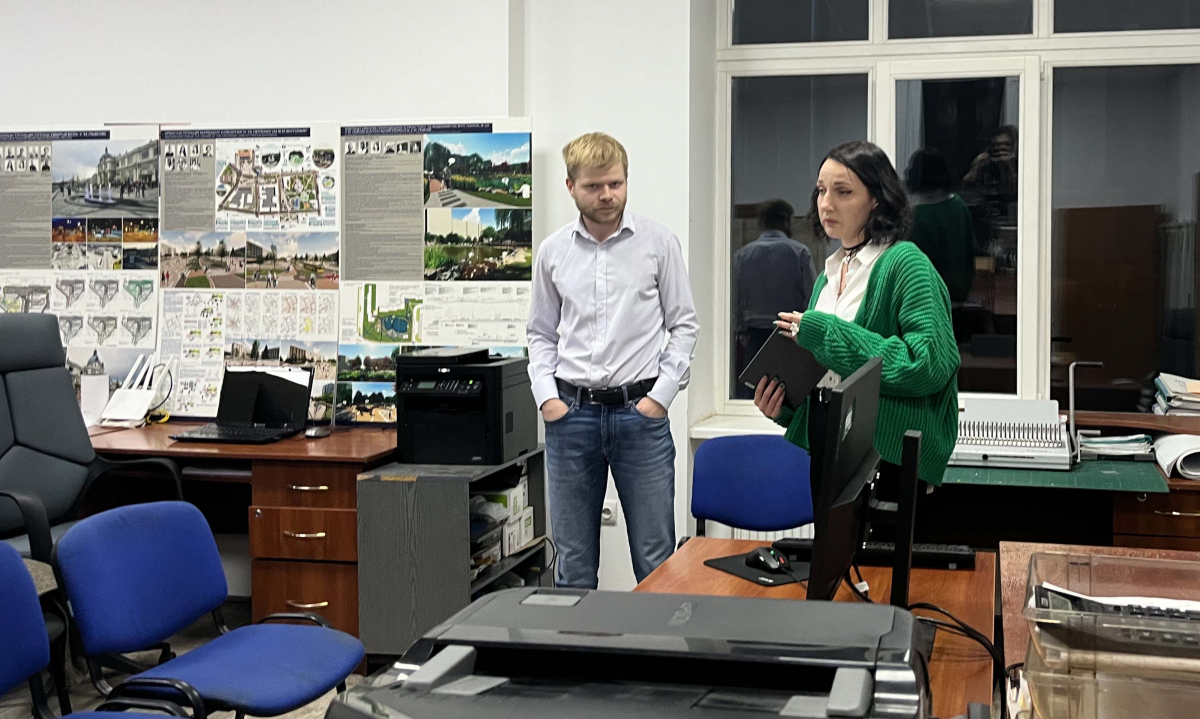 Фото із заходу