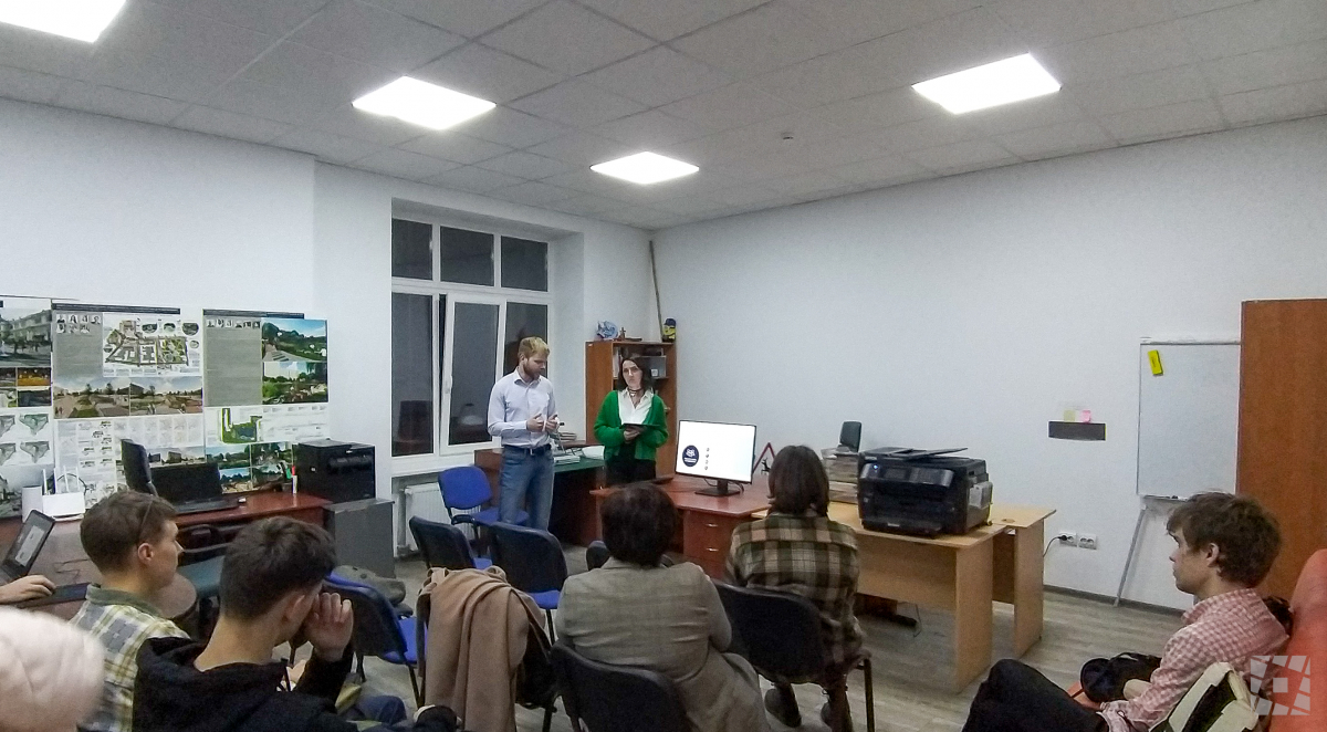 Фото із заходу