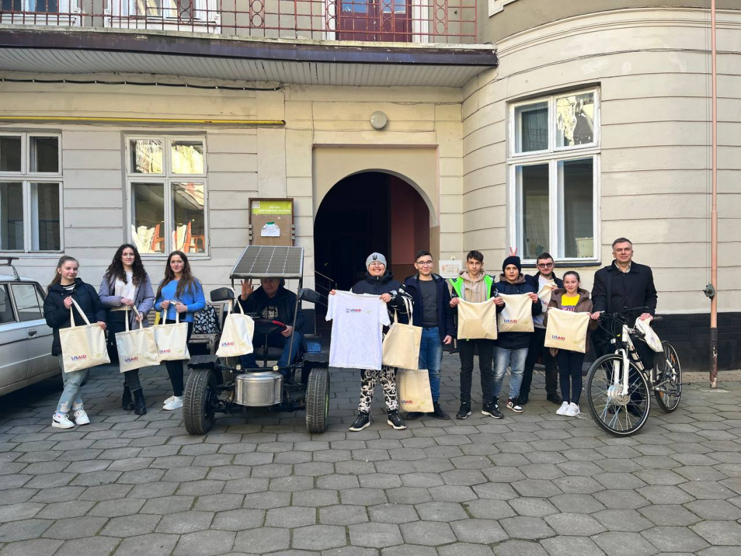 Фото із заходу