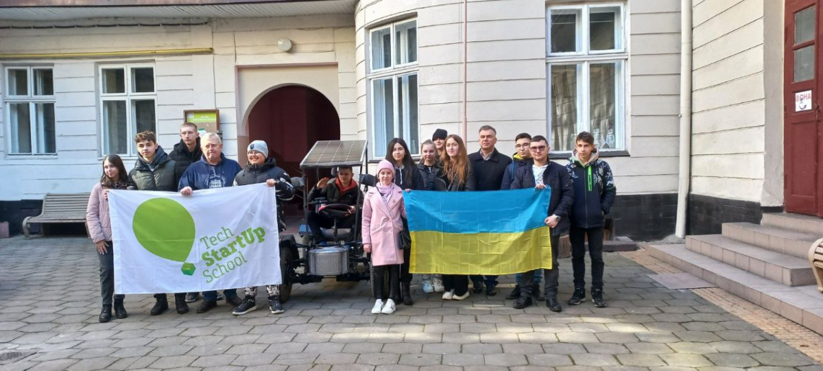 Фото із заходу