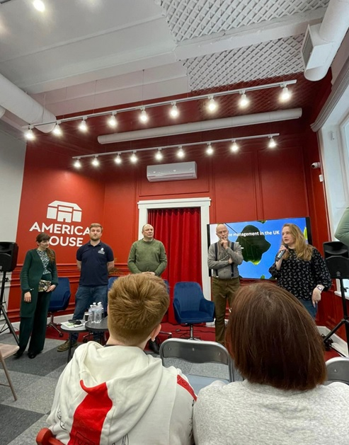 Фото із заходу