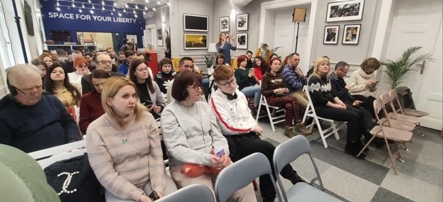 Фото із заходу