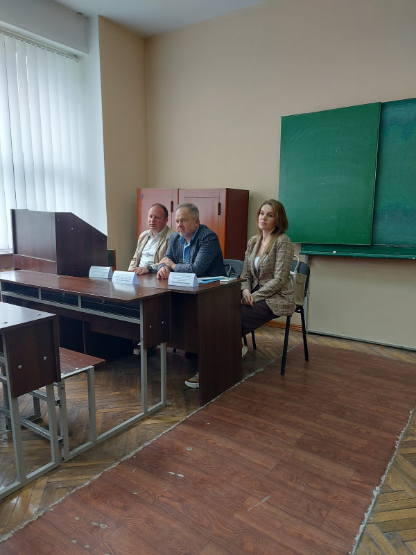 Фото із заходу