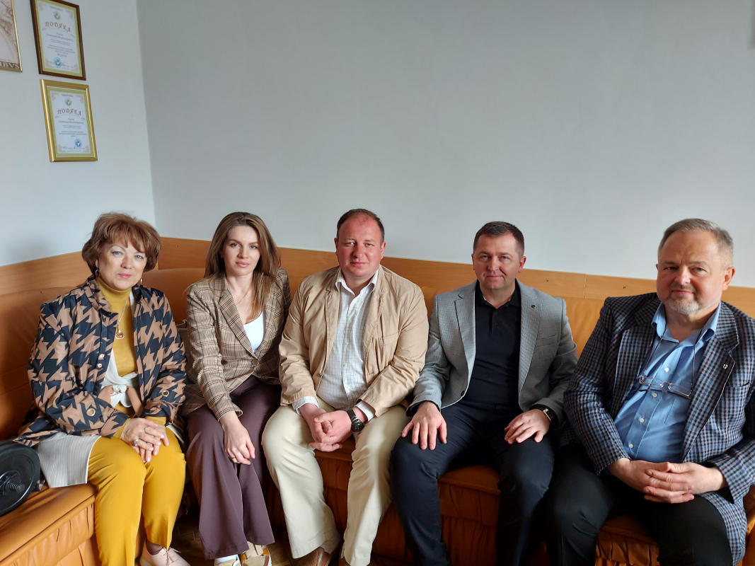 Фото із заходу