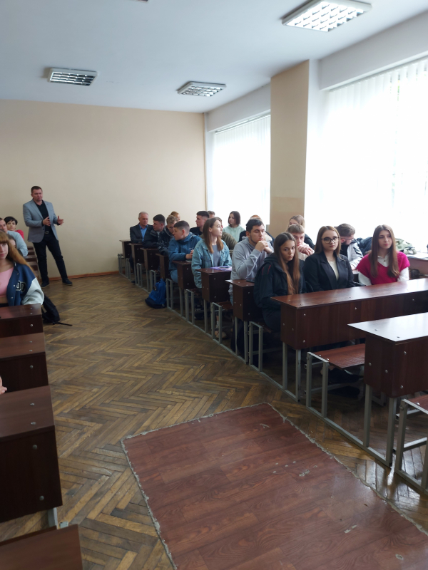 Фото із заходу