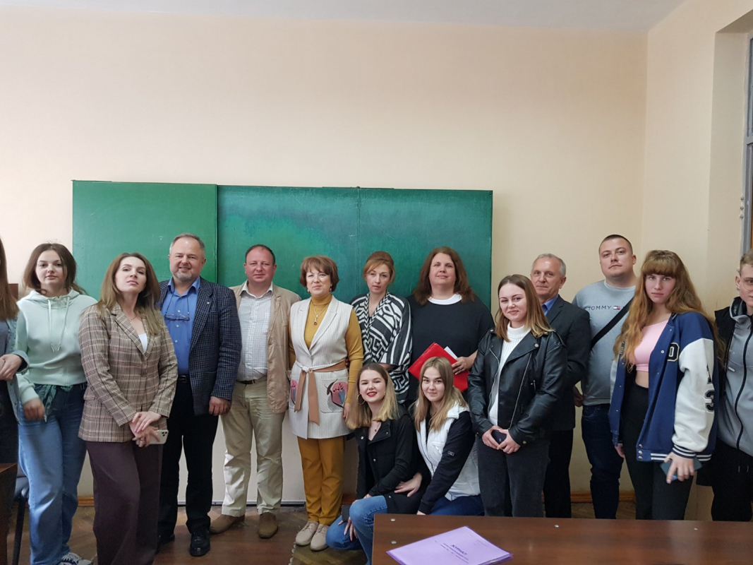 Завідувач кафедри ПЕЕТ зі співробітниками управління та студентами
