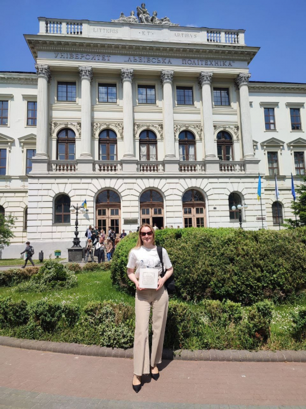 Фото із заходу