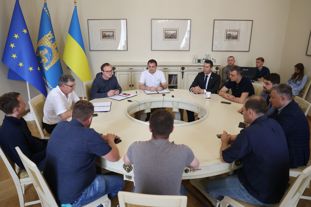 Фото з підписання меморандуму