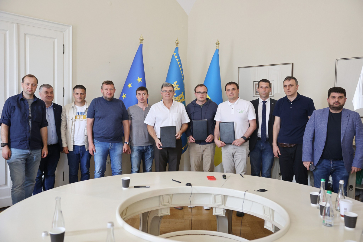 Фото з підписання меморандуму