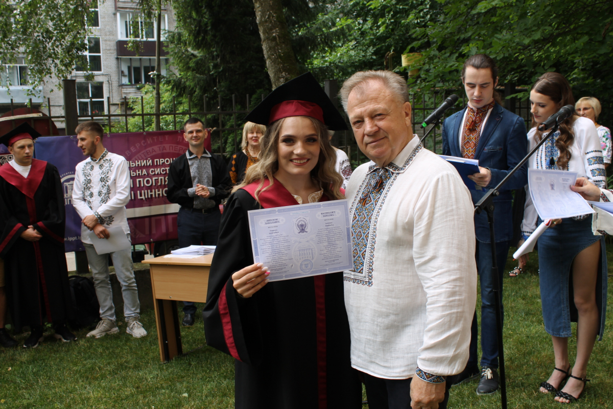 Фото із вручення дипломів