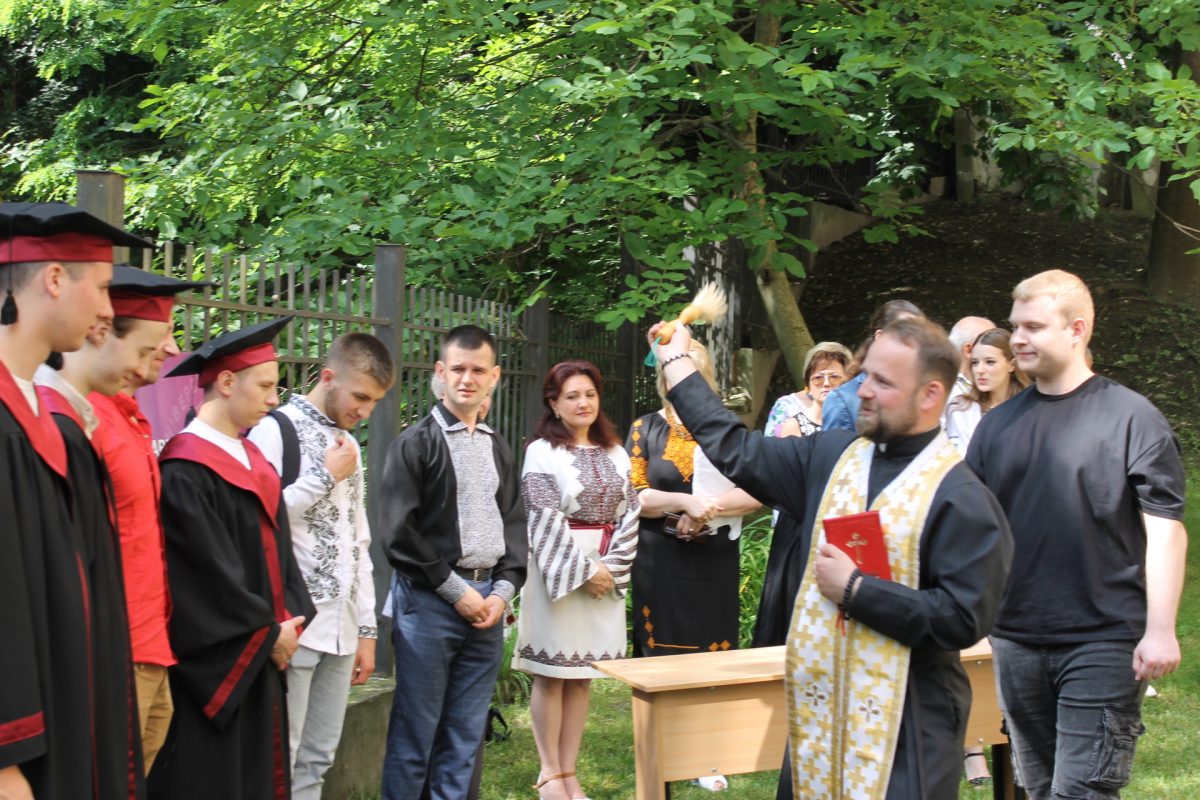 Фото із вручення дипломів