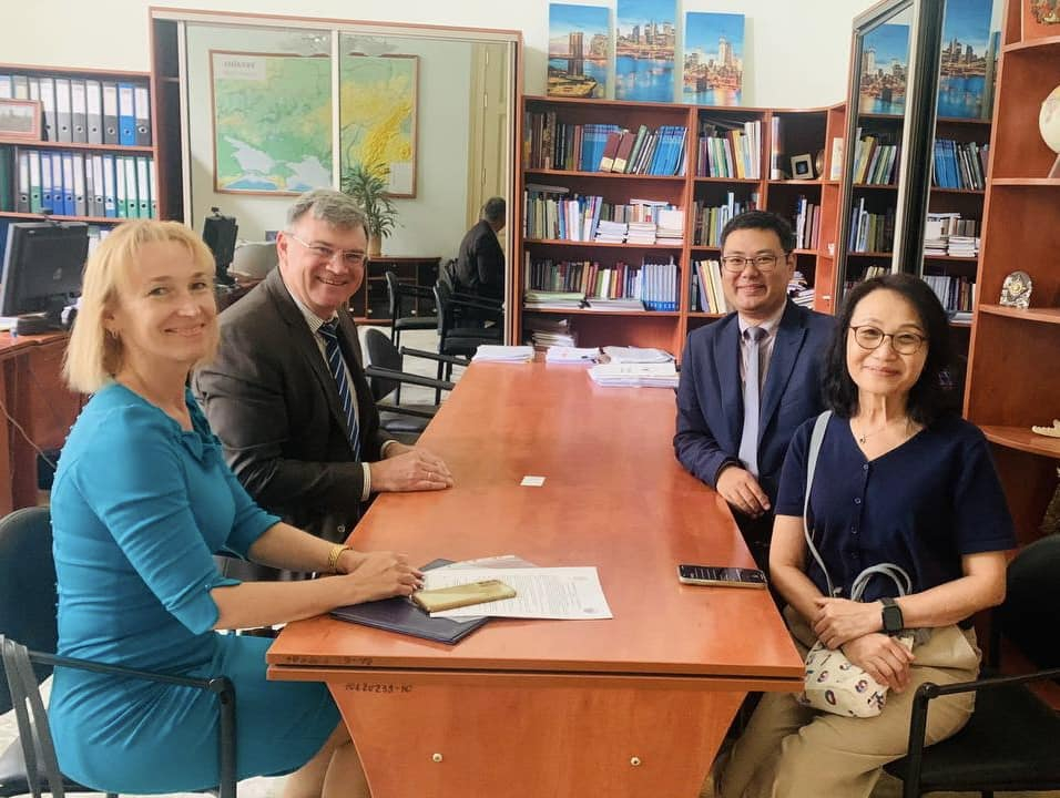 Фото з підписання меморандуму